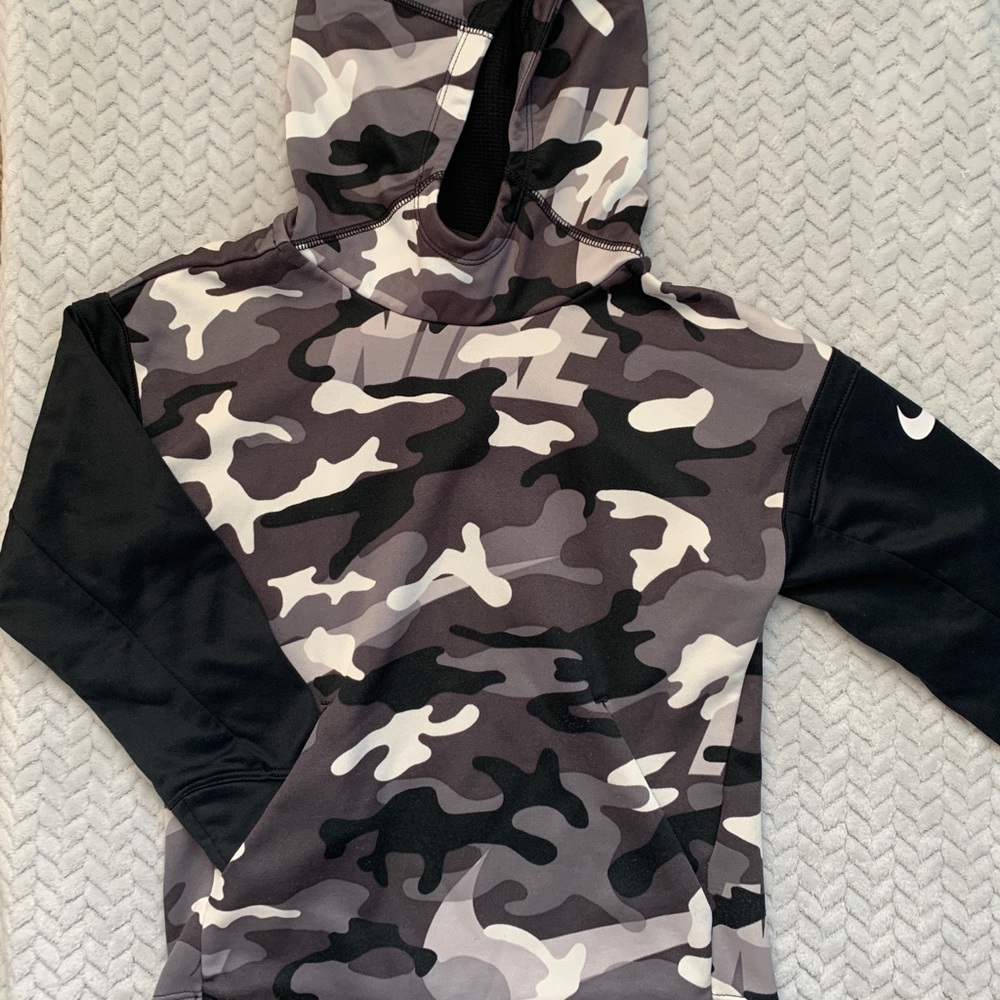 Boys XS Nike dri fit camo hoodie